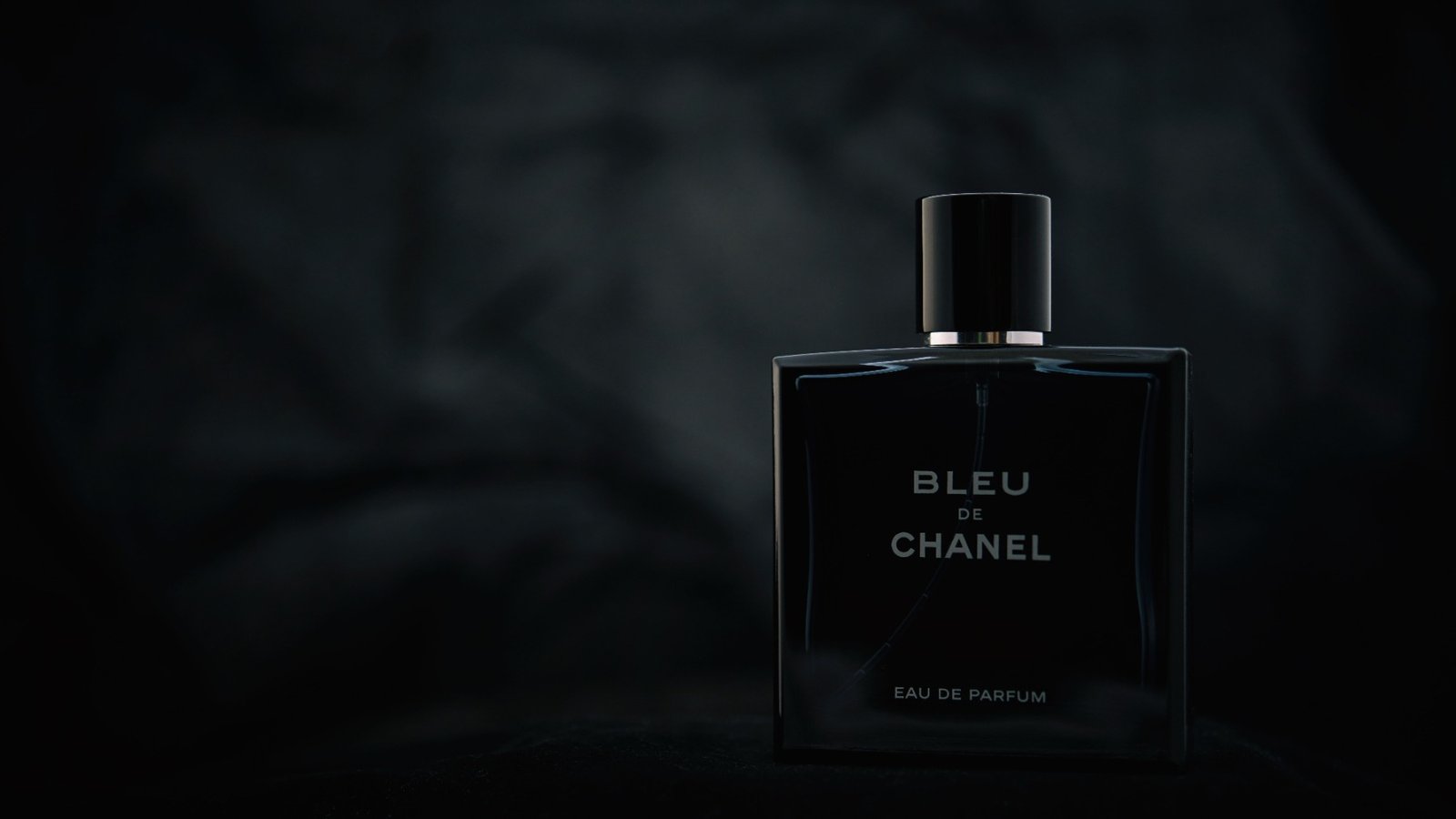Frasco de perfume em penumbra