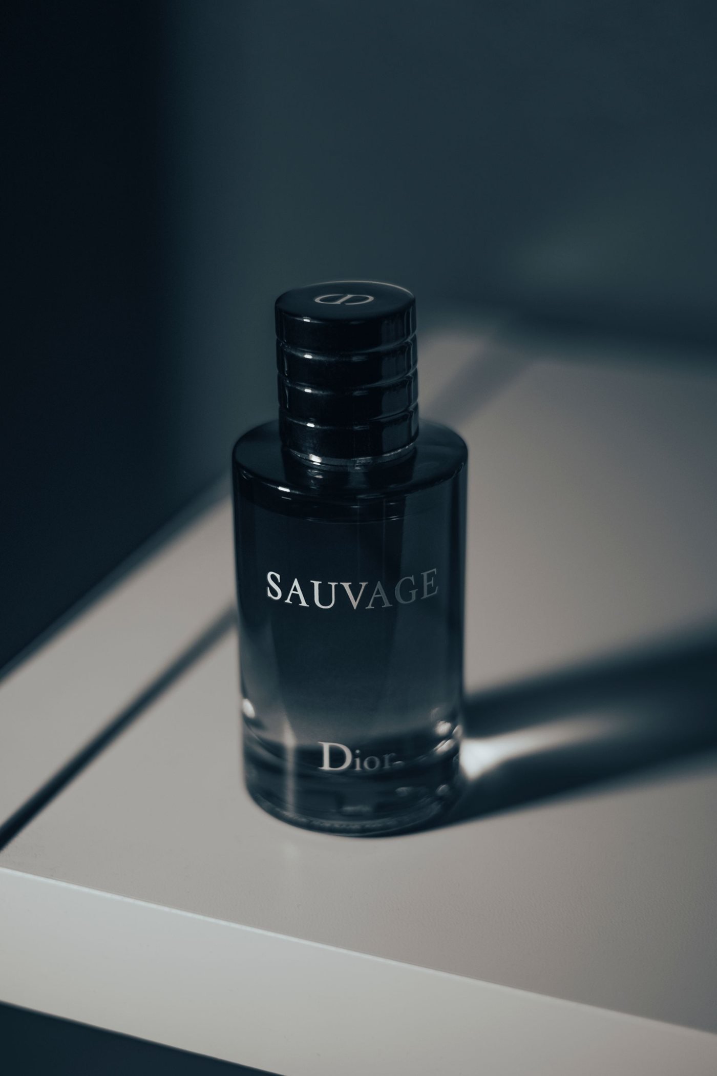 Frasco de perfume em luz baixa